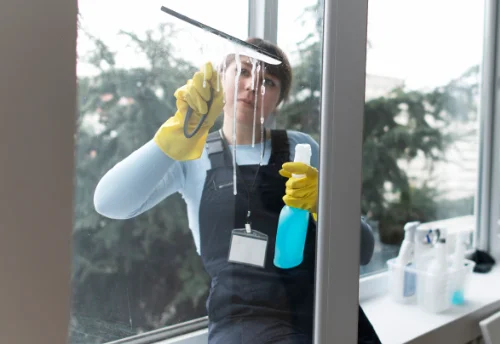 Nettoyage de vitres intérieures et extérieures à Bessuéjouls